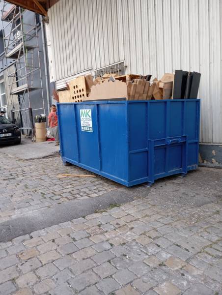 Location de benne déchets carton et bois pour grandes surfaces, magasins, usines à Marseille, Aubagne, Allauch, Plan de Campagne