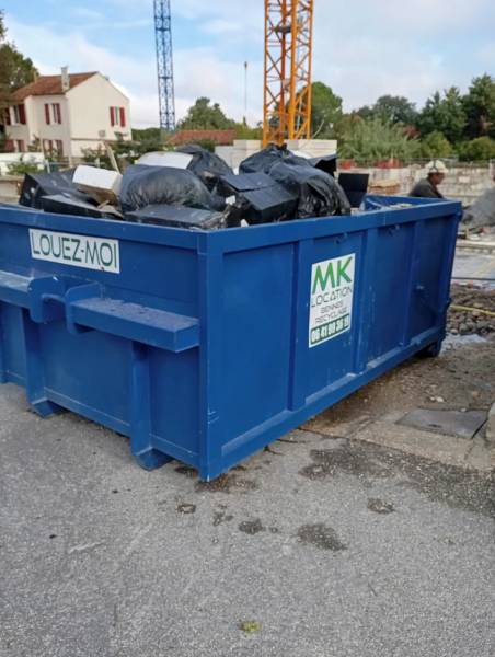 MK Location Benne loue benne 8m3 DIB sur un chantier de construction de résidence neuve à Marseille, Aubagne, Allauch, La Ciotat, Aix