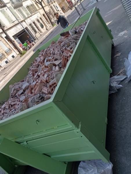 Société pour louer une benne gravats terre de 6m3 devant votre chantier immeuble ou maison à Marseille, Aix en Provence, Cabries, Gardanne, Aubagne