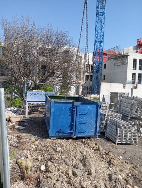 Location benne 9m3 DIB déchets tout venant sur chantier de construction immeuble chantier résidence à Marseille proche de la Rose et Château Gombert