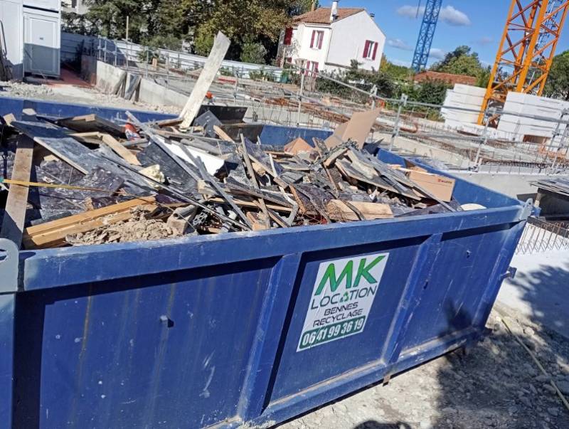 Location benne 7m3 DIB avec accrochage et décrochage sur grue de chantier à Marseille, Aubagne, La Ciotat, Aix en Provence