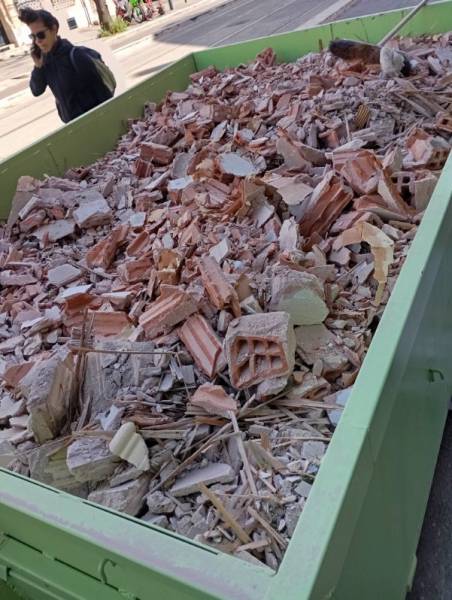 Société pour louer une benne gravats terre de 6m3 devant votre chantier immeuble ou maison à Marseille, Aix en Provence, Cabries, Gardanne, Aubagne