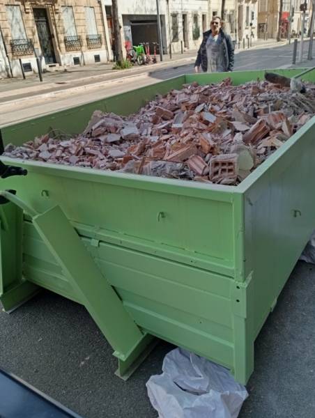 Société pour louer une benne gravats terre de 6m3 devant votre chantier immeuble ou maison à Marseille, Aix en Provence, Cabries, Gardanne, Aubagne